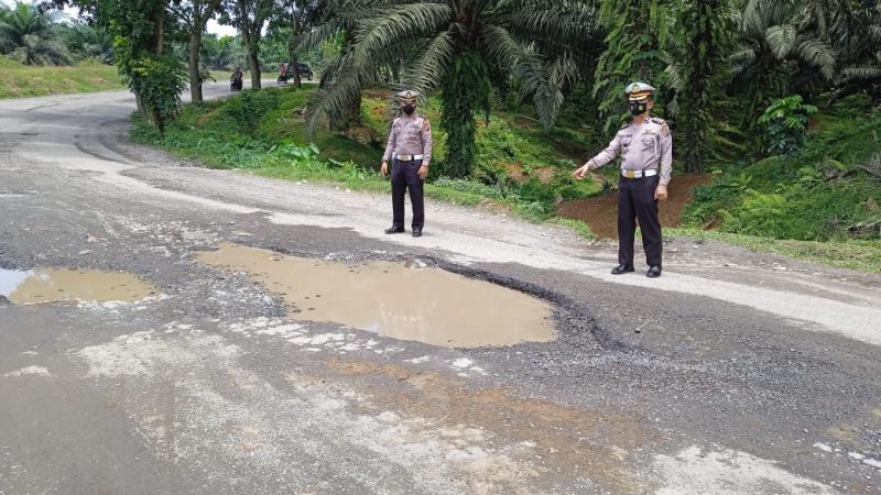 Antisipasi Laka Lantas, Satlantas Polsek kuala dampingi Kasubdit Kamsel Ditlantas Poldasu Survei Jalan Rusak dan Berlubang