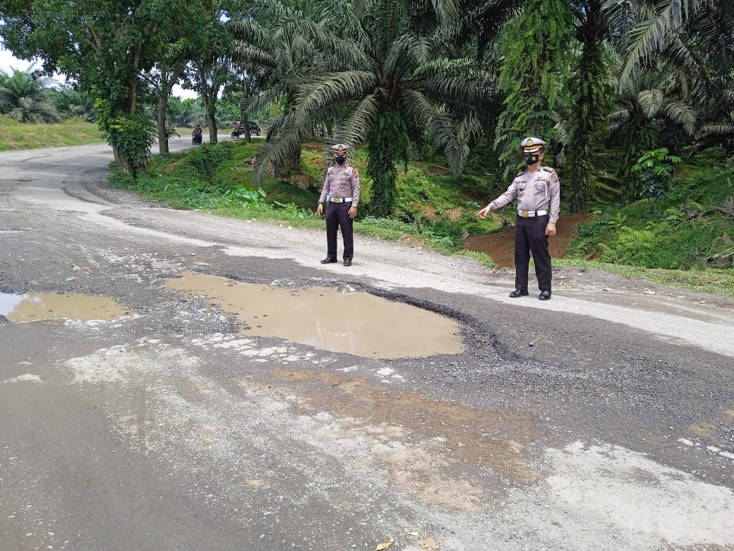 Antisipasi Laka Lantas, Satlantas Polsek kuala dampingi Kasubdit Kamsel Ditlantas Poldasu Survei Jalan Rusak dan Berlubang