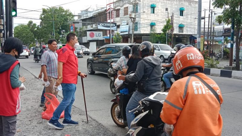 Ketua TMP Kota Medan Bersama Pengurus  Bagi Takjil Kepada Pengendara di Jalan Krakatau