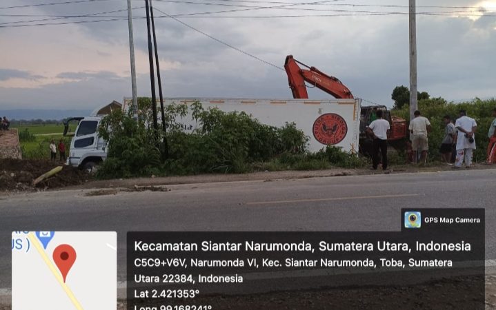 Mobil Barang Terguling ke Sawah  Tabrak Tiang Listrik