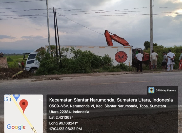 Mobil Barang Terguling ke Sawah  Tabrak Tiang Listrik