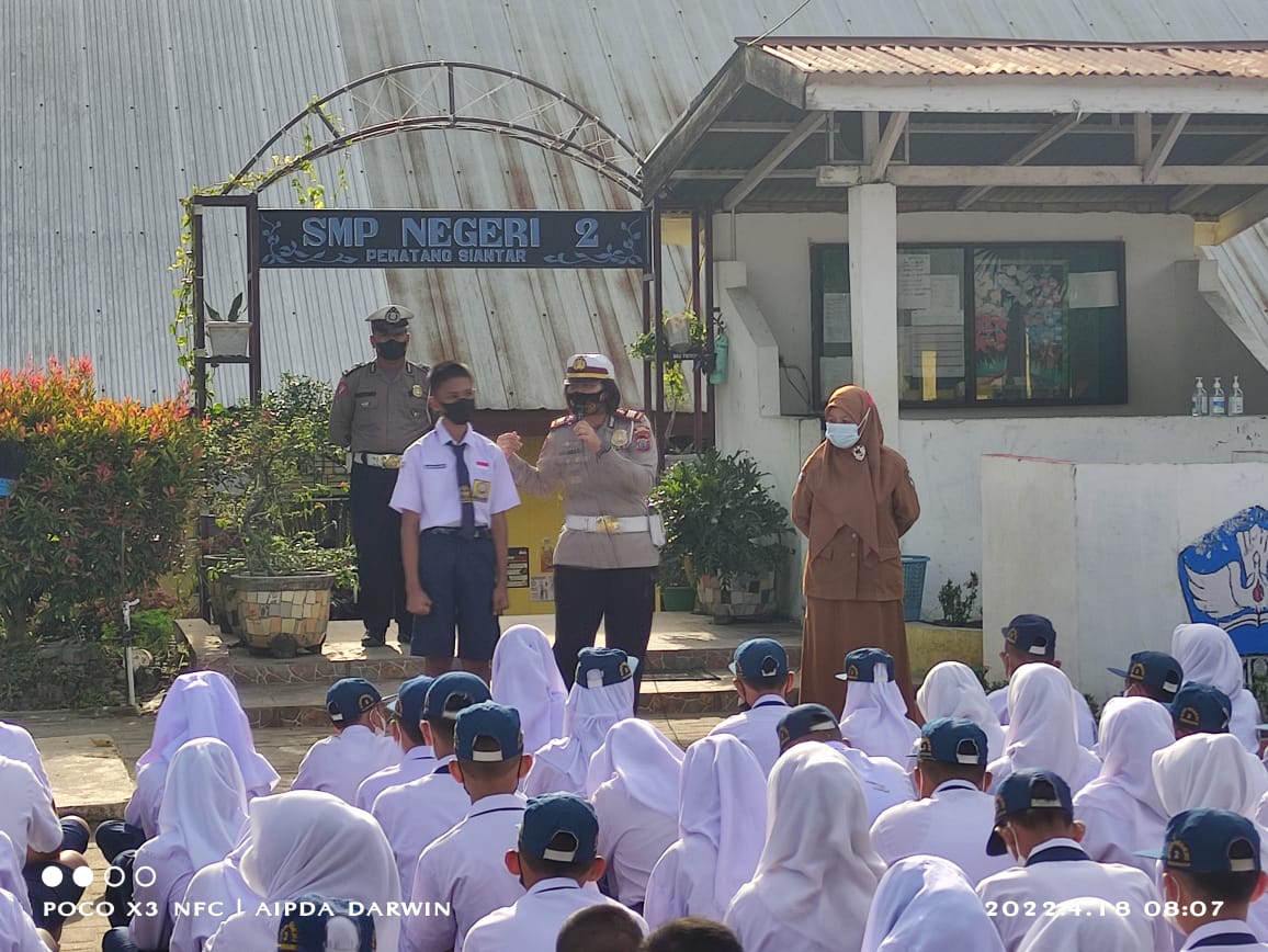 Sat Lantas Polres Pematangsiantar Beri Himbauan Berlalulintas Kepada Pelajar SMPN 2 Pematangsiantar