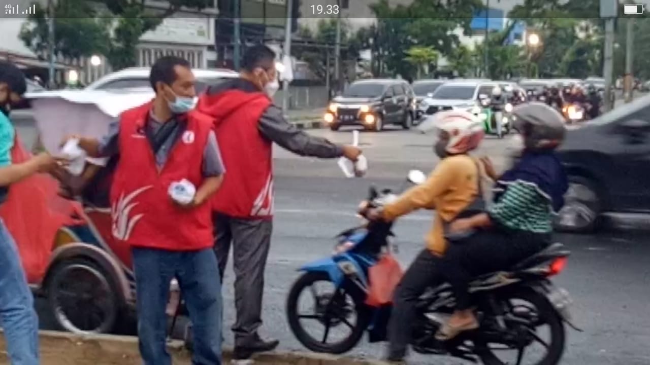 TMP Kota Medan Kembali Berbagi Takjil Kepada Pengendara di Cemara/Krakatau