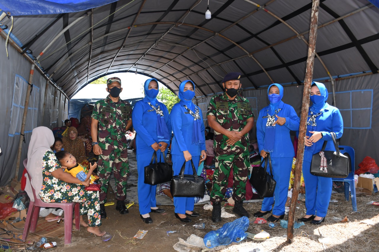 TNI AL TBA Berikan Bantuan Kepada Korban Kebakaran Di Desa Sei Apung Jaya