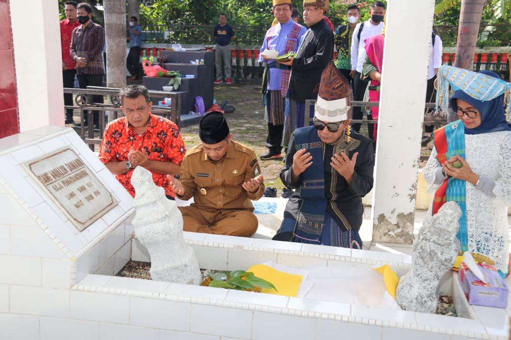 Jelang Hari Jadi Kota Pematangsiantar Ke-151, Plt. Wali Kota Pematangsiantar Ziarah ke Makam Raja Siantar Sang Naualuh Damanik di Bengkalis