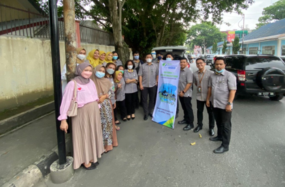 Pegawai BPJamsostek Pematangsiantar Berbagi Takjil di Bulan Ramadhan