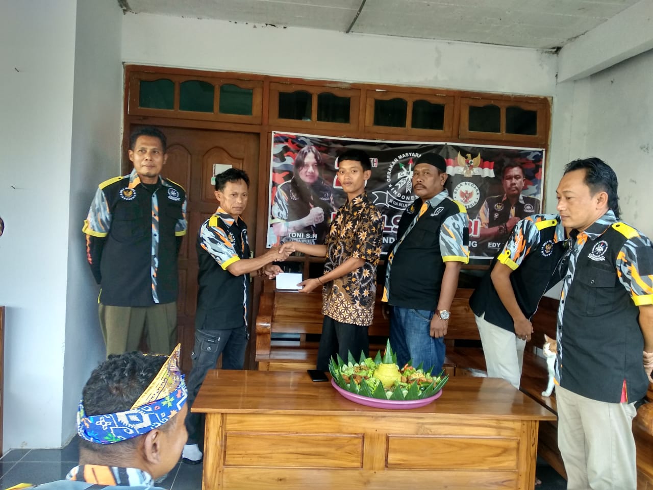 LSM GMBI Kendal Bantu 10 Siswi Berpestasi dan Bagikan 1.000 Takjil Penguna Jalan