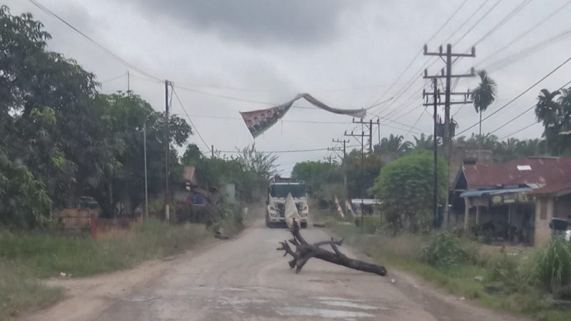 Tak Kunjung Diaspal Jalan Lintas Propinsi di KP Padang, Warga Kesal