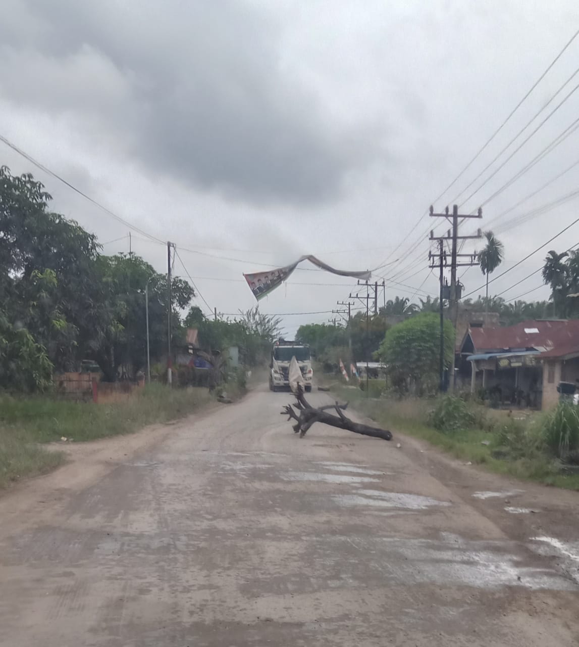 Tak Kunjung Diaspal Jalan Lintas Propinsi di KP Padang, Warga Kesal