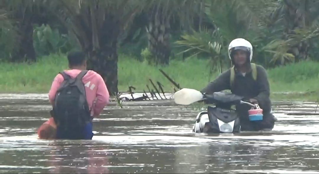 Selalu Langganan Banjir, Masyarakat Minta Pemerintah Tinggikan Jalan Desa Panglima Sahman