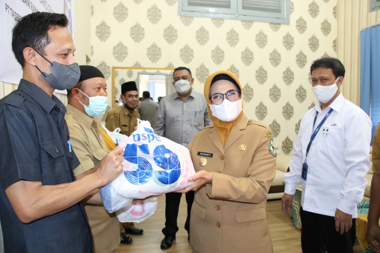 Dalam Rangka HUT Ke 59 PT. Taspen (Persero) dan Menyambut Idul Fitri 1443 H, Plt. Wali Kota Pematangsiantar Secara Simbolis Salurkan Bantuan Paket Sembako kepada Pegawai PPPK