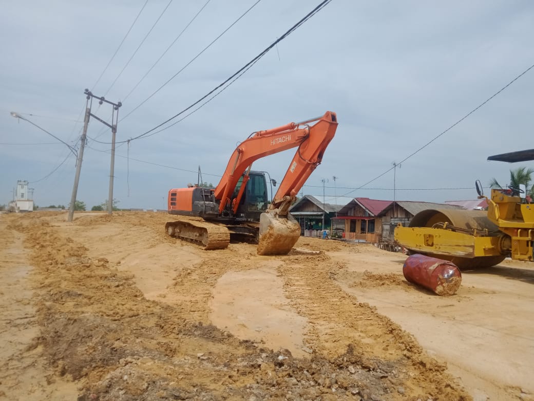 Proyek Jembatan Kuala Langsa Selain Tidak Ada Plang Nama, Juga Sebabkan  Jalan Becek dan Berdebu