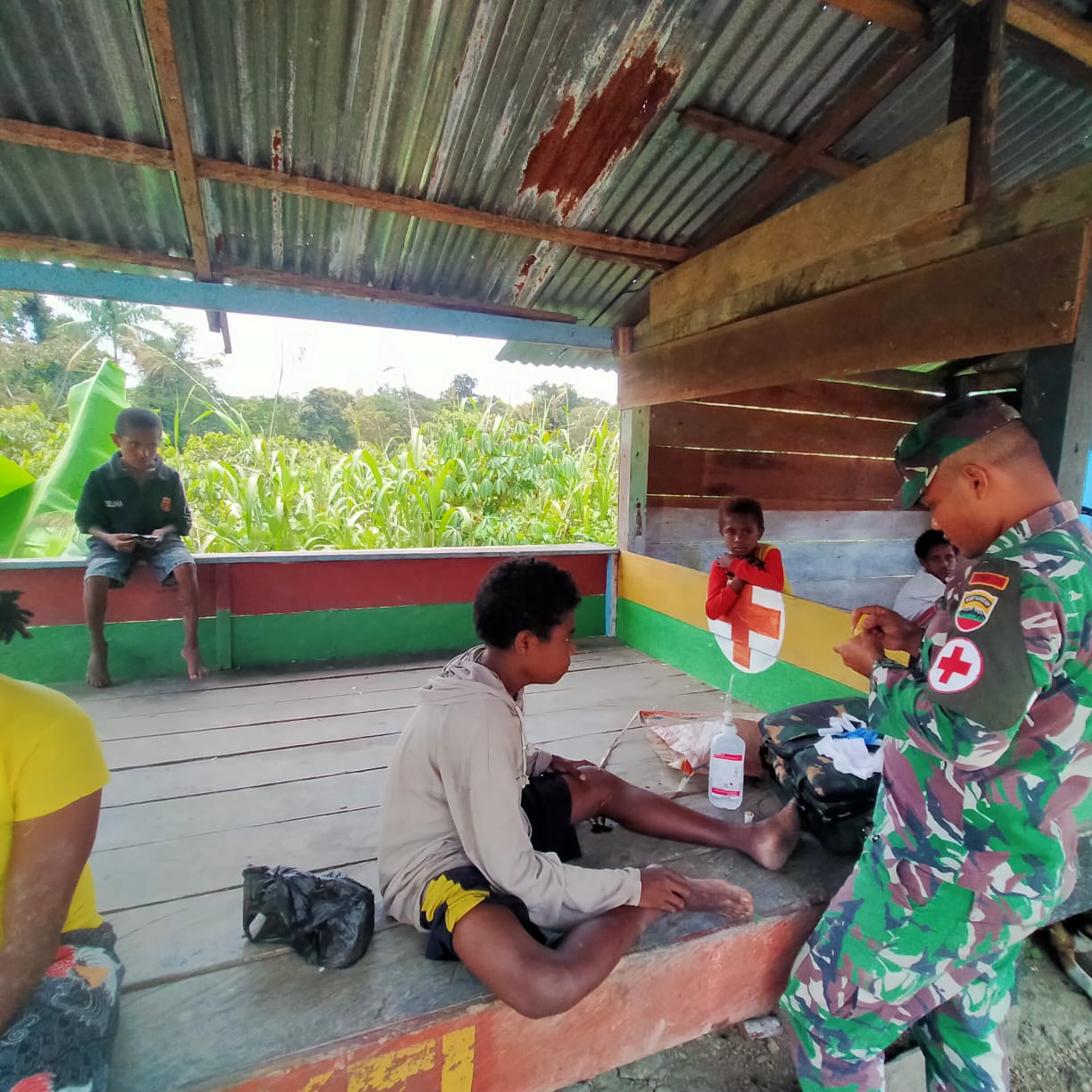 Satgas Yonif 126/KC Berikan Penanganan Pertama Dalam Pelayanan Kesehatan Kepada Warga Perbatasa