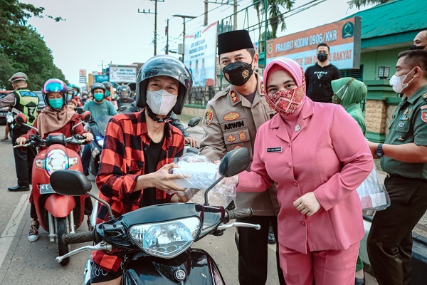 Kapolres Kukar dan Dandim 0906/Kkr Bagi-bagi Takjil kepada Pengguna Jalan