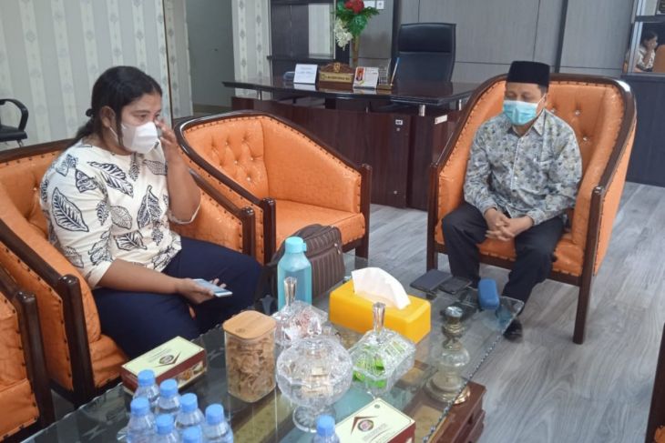 Gajinya Tak Sesuai Laporan Dana BOS, Guru Honorer ini Ngadu ke Wakil Ketua DPRD Medan