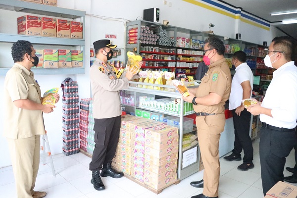 Pastikan Stok Minyak Goreng, Kapolres Kukar dan Kadis Perindag Kukar Blusukan ke Toko dan Pasar Tradisional