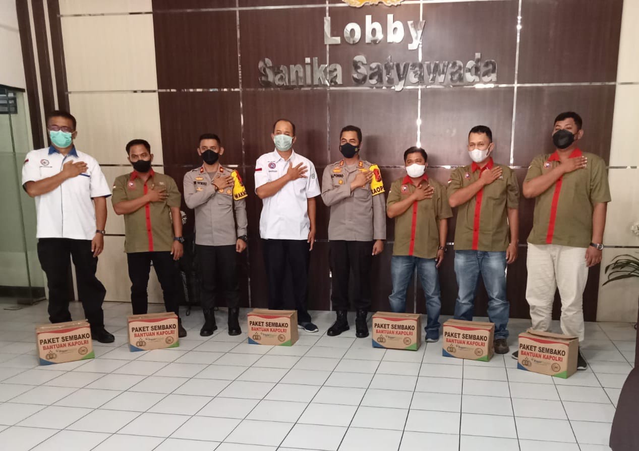 Ditengah Pandemi Kapolres Inhu Serahkan Sembako Secara Simbolis Pada Serikat Buruh, Zulfendy : Terima Kasi Atas Kepedulian Kapolri Dan Jajarannya