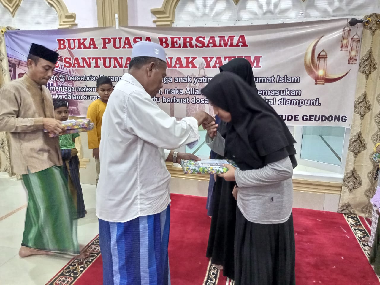 21 Anak Yatim di Aceh Utara Dapat Bingkisan Lebaran