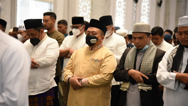 Bupati Tapsel Dan Masyarakat Laksanakan Salat Idul Fitri 1443 H Dengan Khidmat