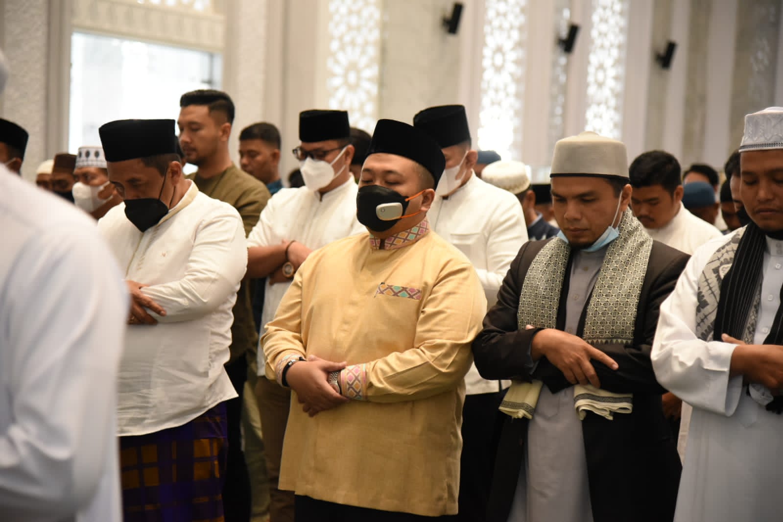 Bupati Tapsel Dan Masyarakat Laksanakan Salat Idul Fitri 1443 H Dengan Khidmat