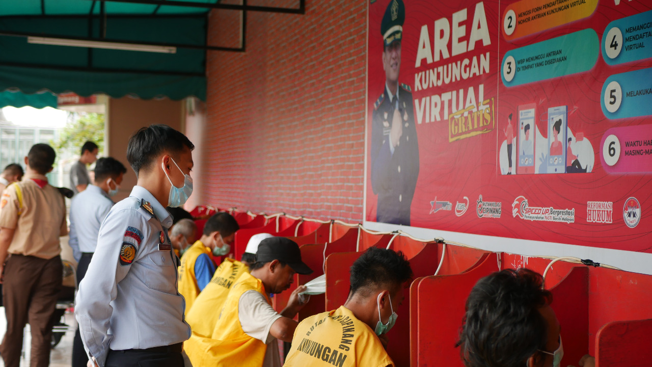 Merayakan Hari Raya Idul Fitri 1443 H, Warga Binaan Rutan Cipinang Kanwil Kumham DKI Jakarta Sapa Keluarga Melalui Video Call