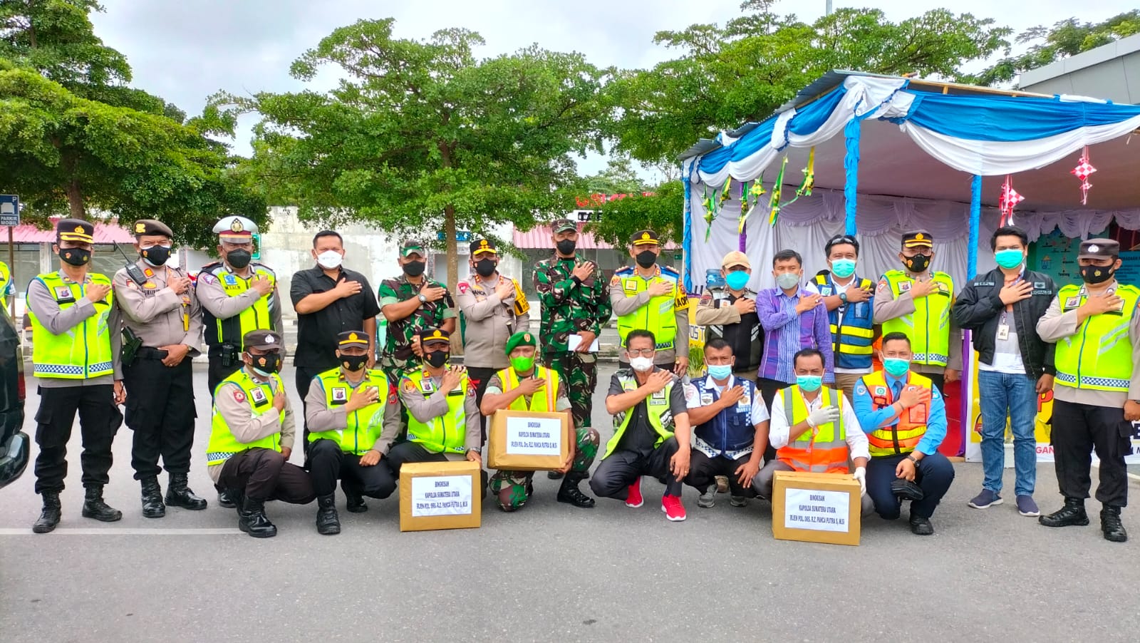 Kapolda Sumut Kunjungi Pos Terpadu Bandara Udara Silangit, Berikan Bingkisan Kepada Petugas Pos