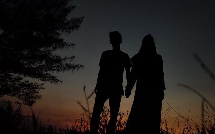 Jalan Rusak Tak Urungkan Niat Pasangan Dua Sejoli Menikmati Indahnya Pantai Sendang Asih