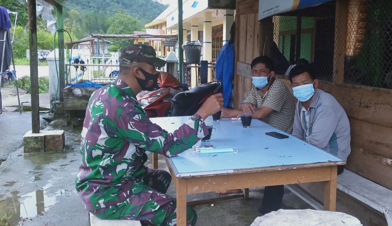 Babinsa Koramil 08/Parmonangan Kawal Program Vaksinasi Di Wilayah Binaan