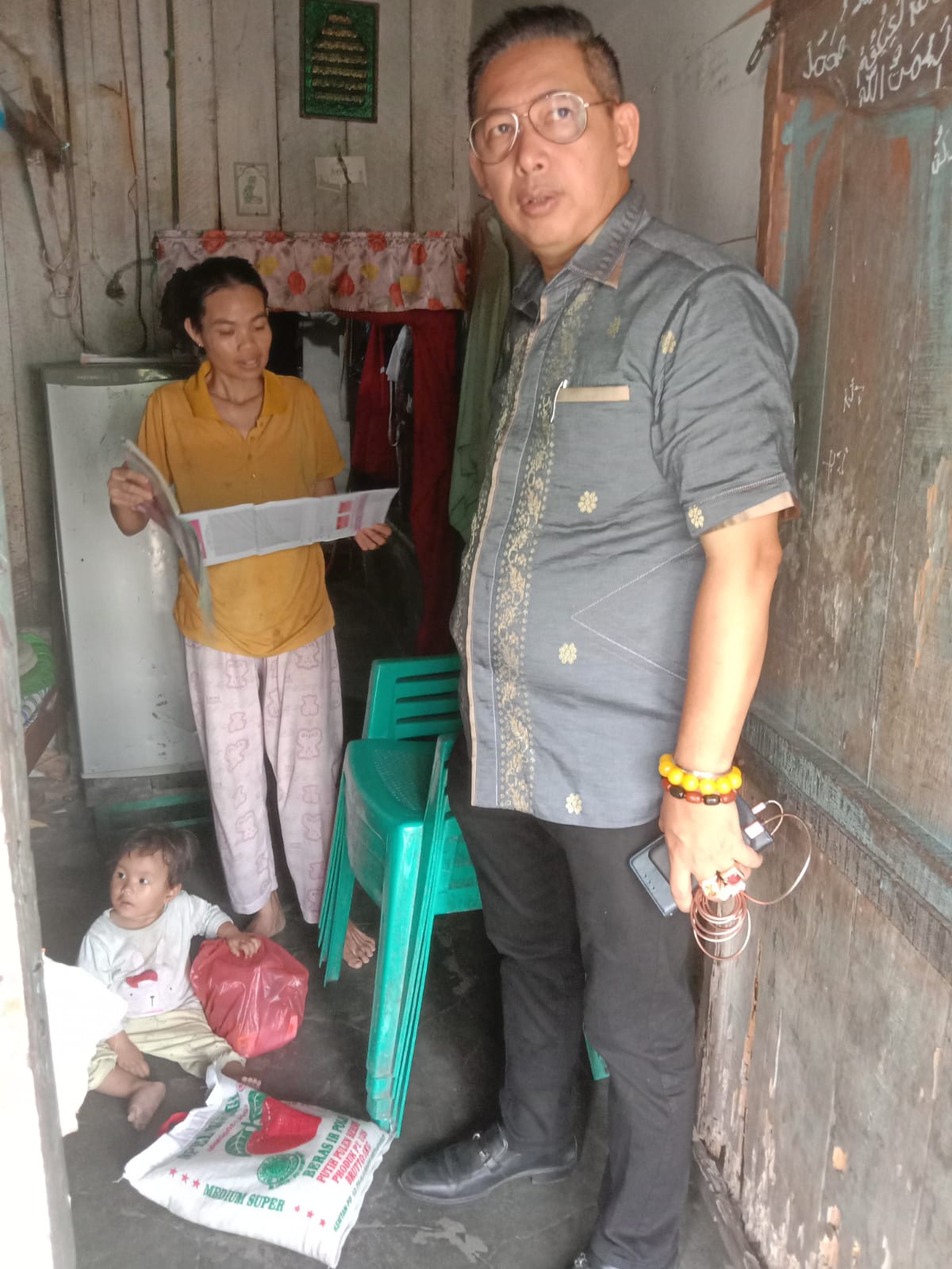 Sambut Trisuci Waisak 2566, Wong Chun Sen Beri Bantuan Susu dan Vitamin Pada 2 Bayi Penderita Stunting