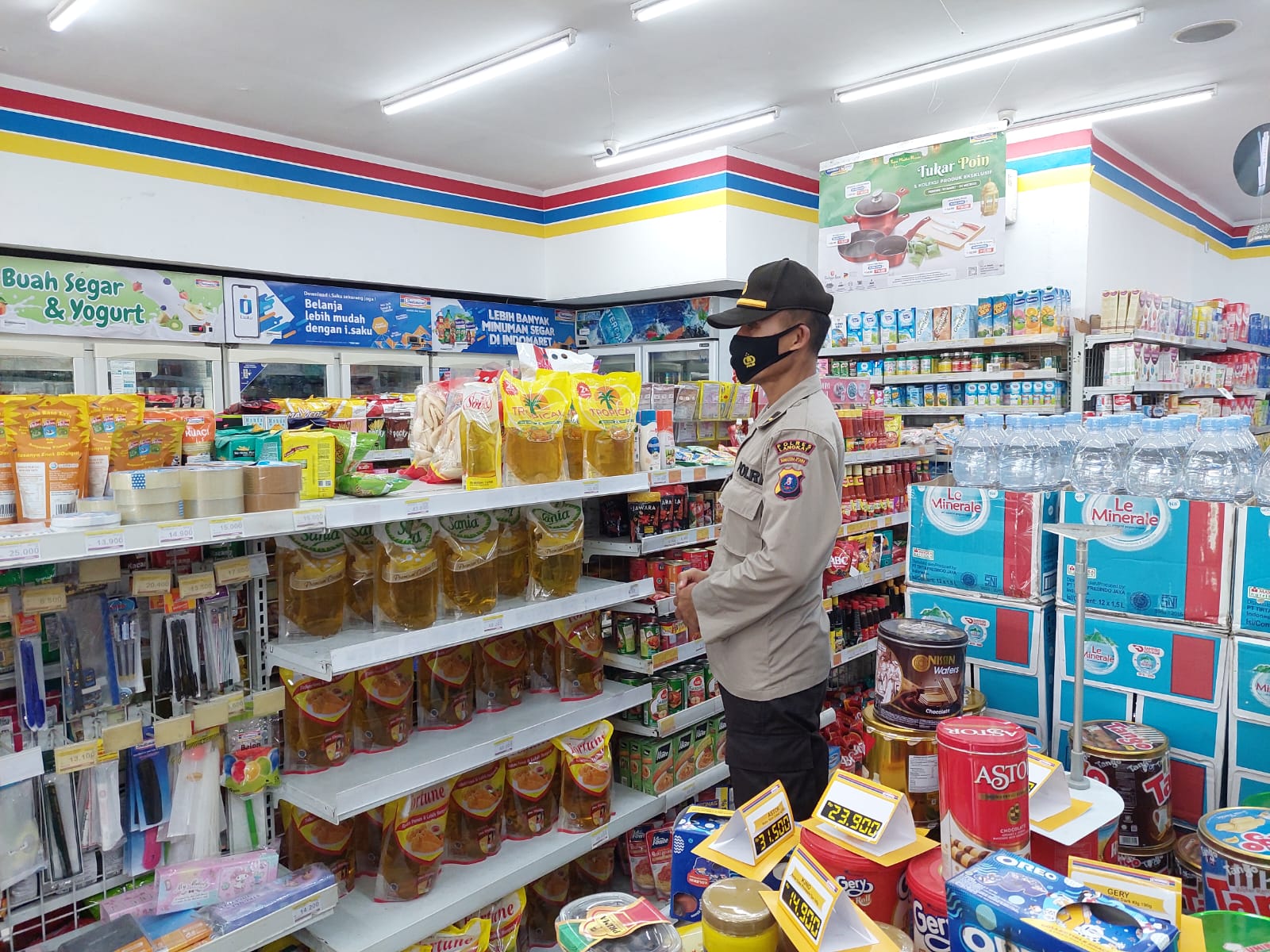 Polsek Besitang Melakukan Pengecekan dan Monitor ketersediaan Minyak Goreng ( Migor) di Grosir dan Minimarket