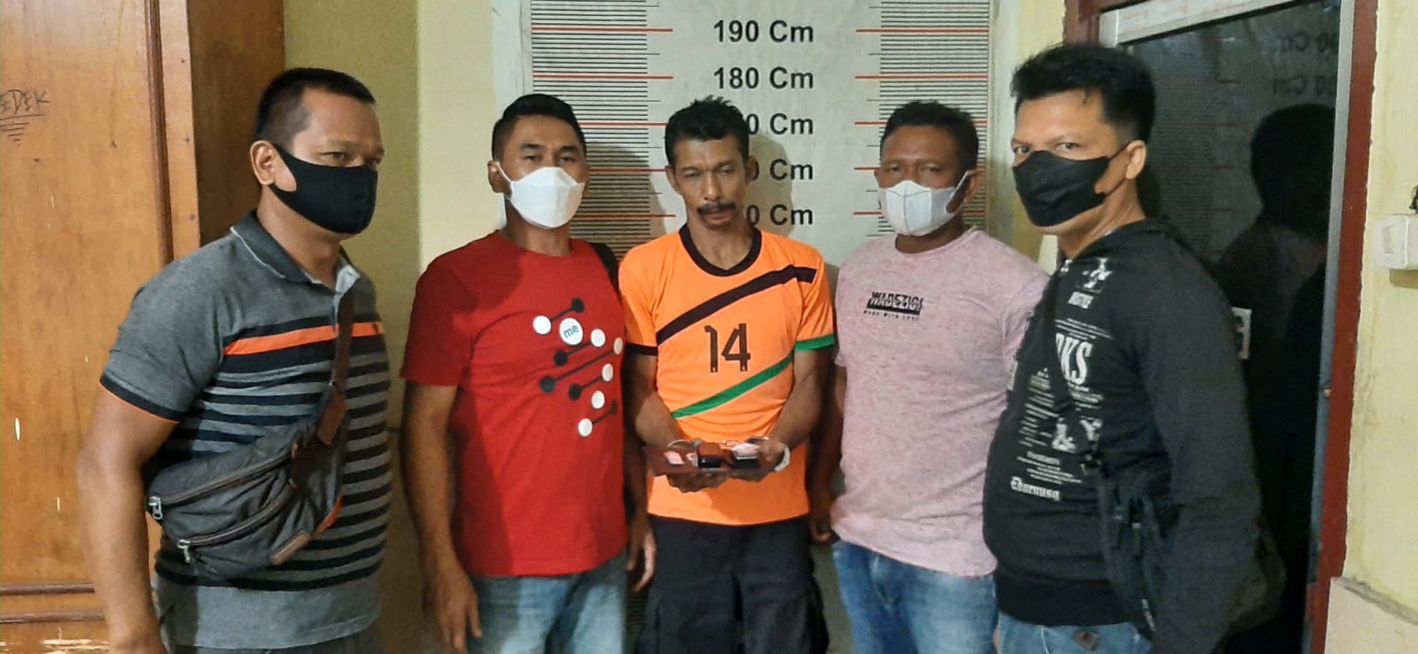 Sedang Menunggu Pelanggan Arul (49) warga Kec. Wampu di Ciduk Polisi