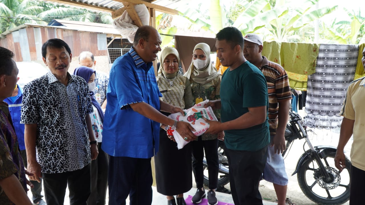 Plt Bupati Langkat H. Syah Afandin SH Salurkan Bantuan untuk Warga Terdampak Angin Puting Beliung di 3 Kecamatan