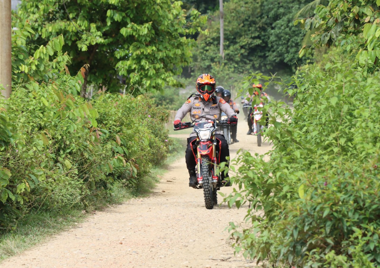 Naik Motor Trail, Kapolres Aceh Timur Bagikan Sembako Untuk Warga Kurang Mampu