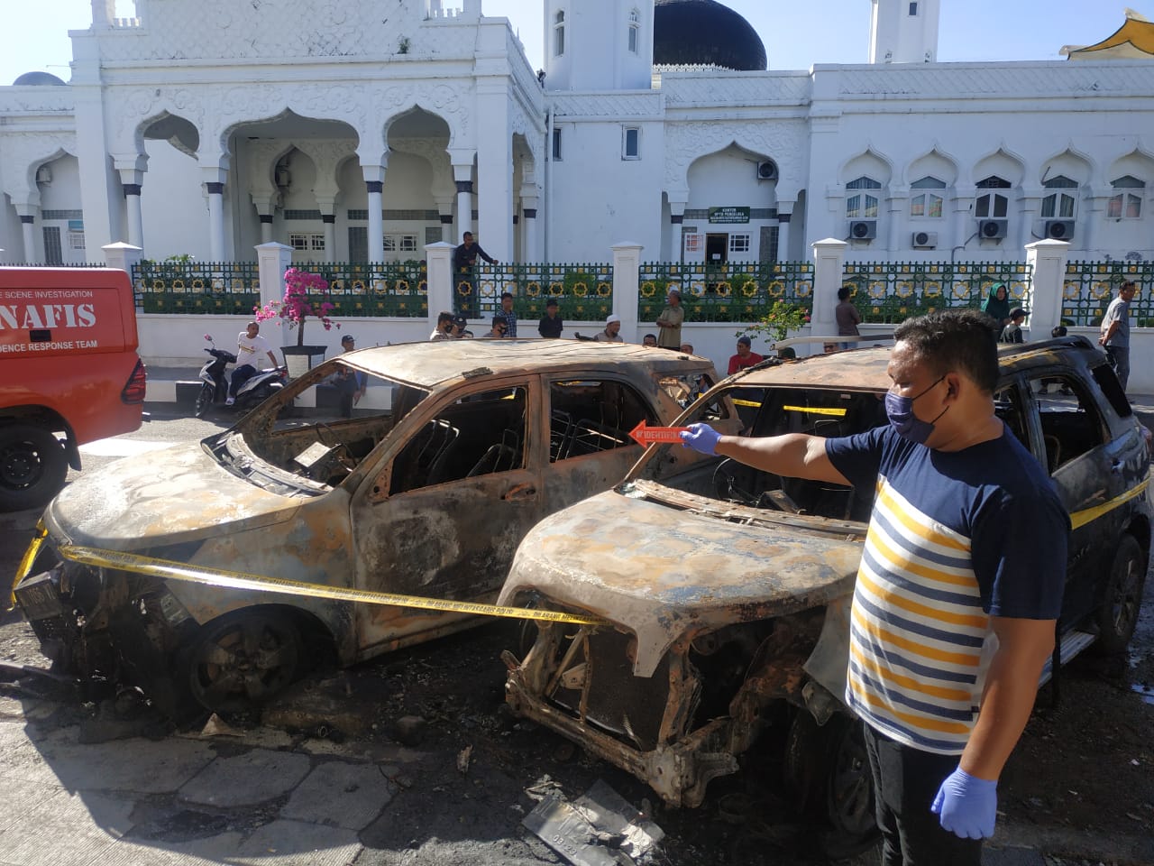Polisi Selidiki Penyebab Kebakaran Dua Unit Mobil di Depan Mesjid Baiturrahman