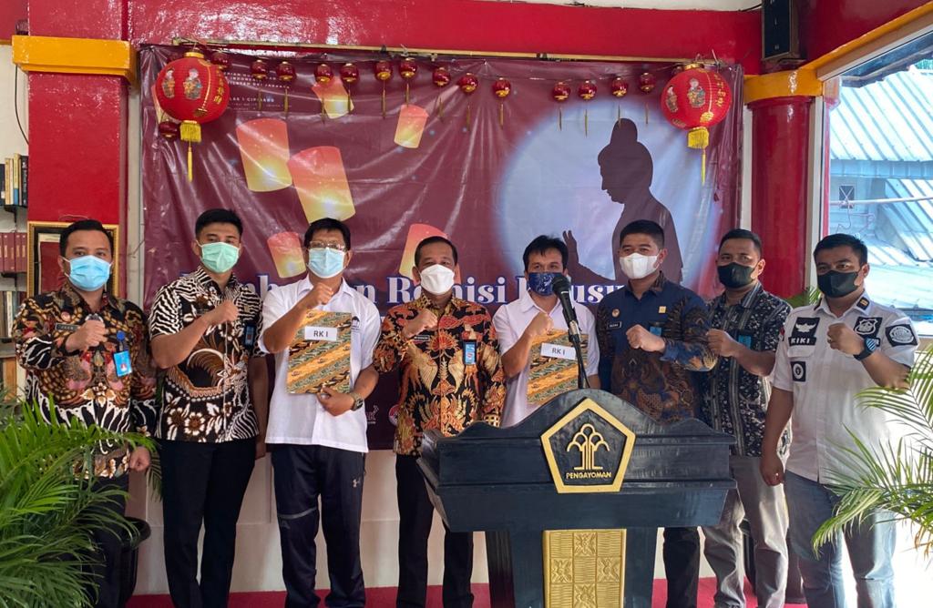Warga Binaan Rutan Cipinang Kanwil Kumham DKI Jakarta Terima Remisi Hari Raya Waisak Tahun 2022