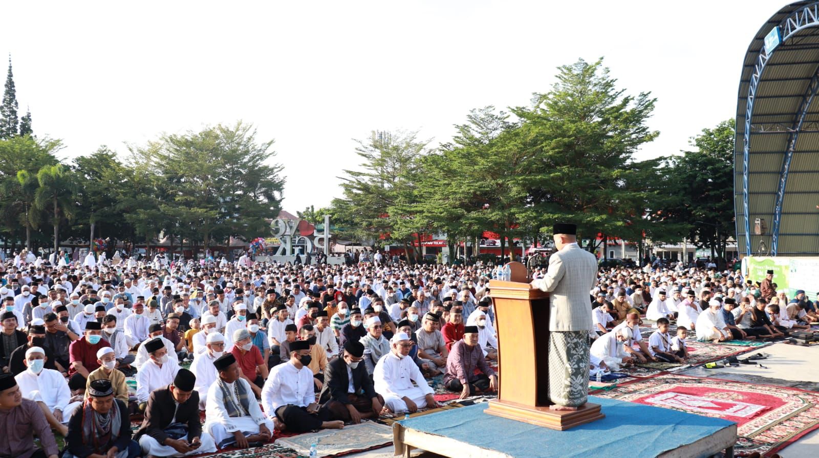 Molen-Sopian dan Masyarakat Pangkalpinang Laksanakan Sholat Ied di Alun alun Taman Merdeka