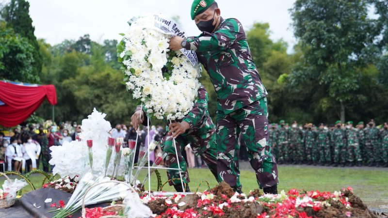 Kasad Pimpin Upacara Pemakaman Militer Alm. Brigjen TNI Stepanus Mahury