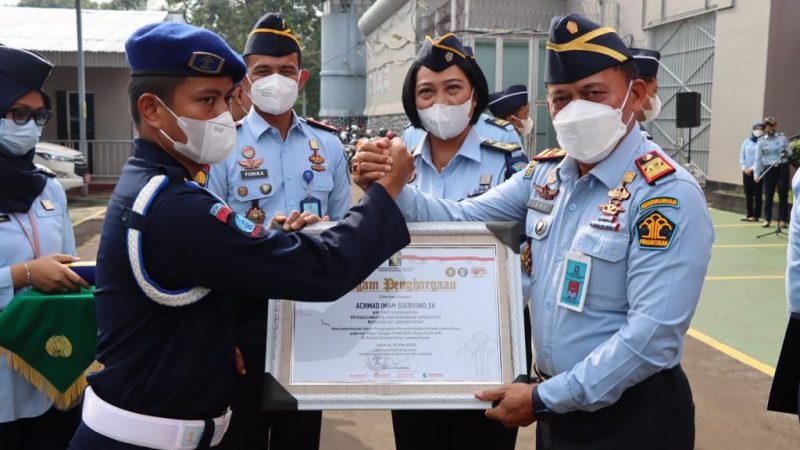 Kakanwil Kemenkumham DKI Jakarta Sematkan Kenaikan Pangkat dan Memberikan Penghargaan Pegawai Berprestasi di Rutan Jakpus