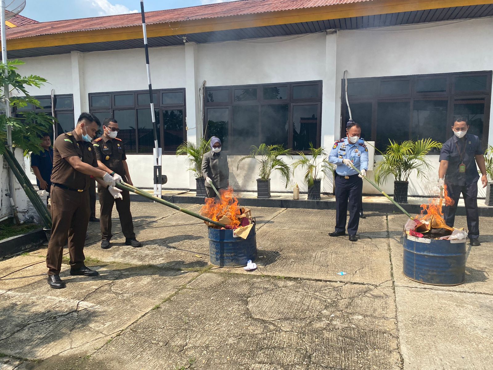 Kejari Inhu Musnahkan BB Rampasan Perkara Tindak Pidana Umum Berkekuatan  Hukum Tetap
