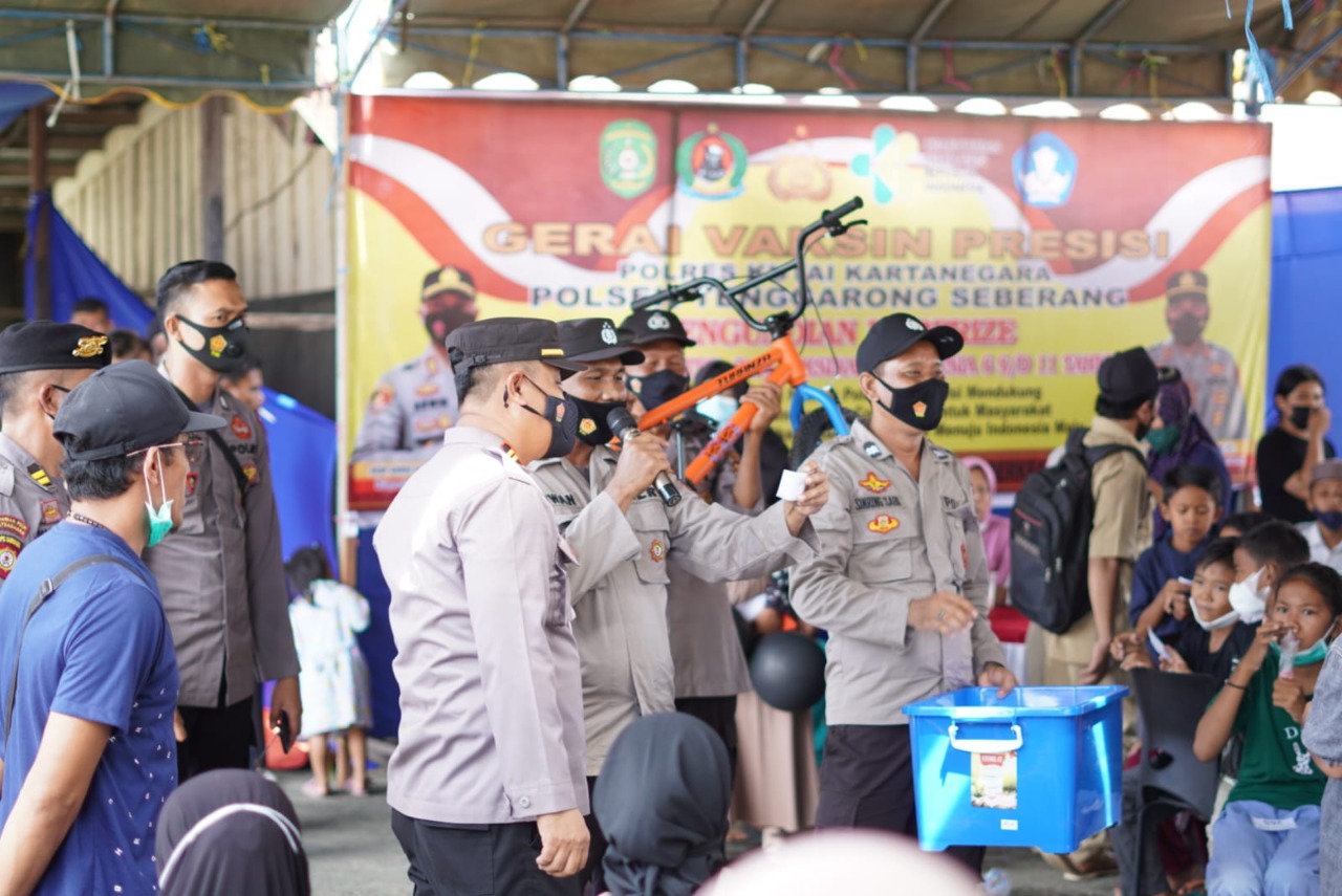Kapolres Kukar Akbp Arwin Amrih Wientama Tinjau dan Undi Doorprize Gerai Vaksin Presisi Polsek Tenggarong Seberang
