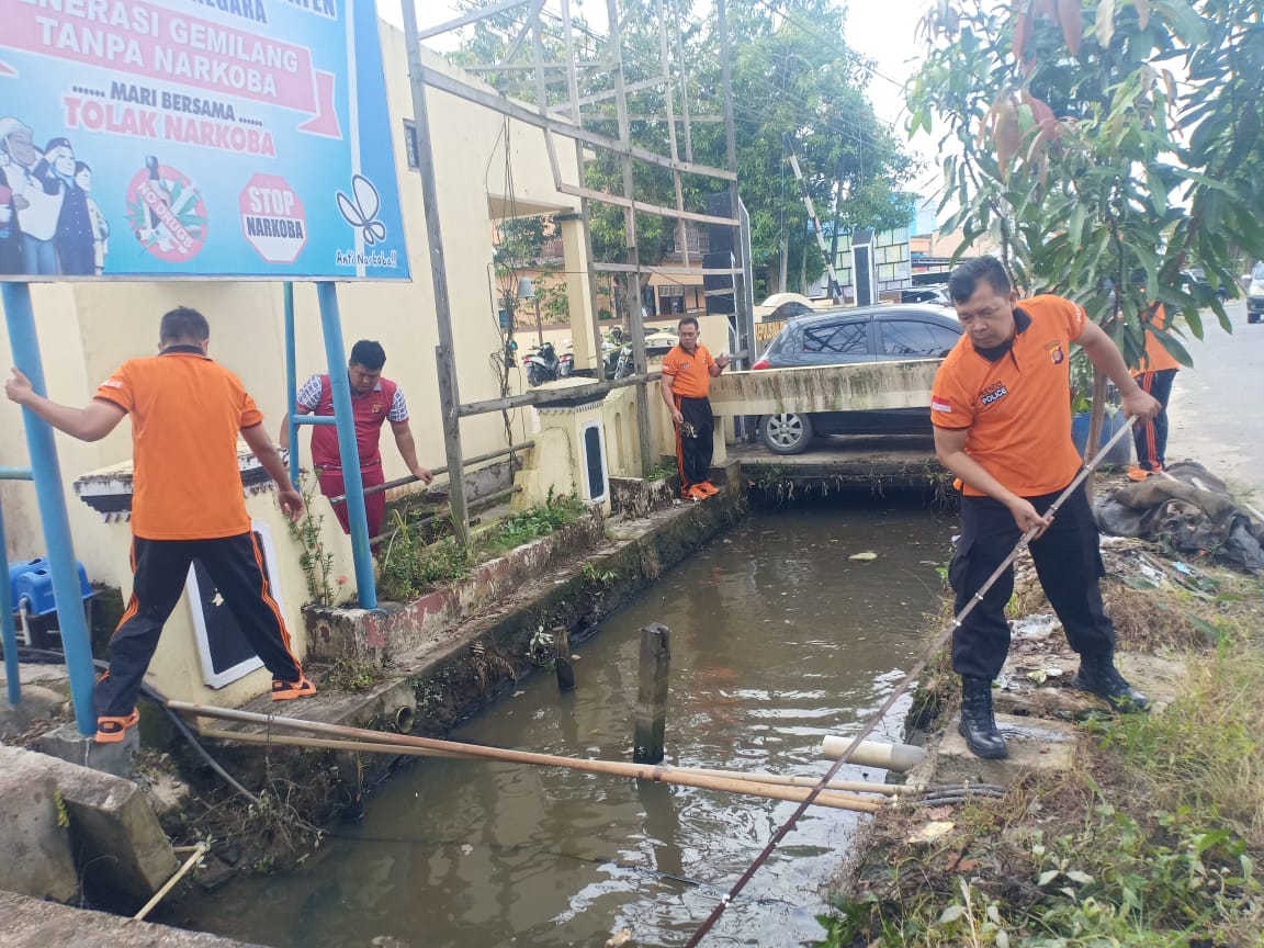Menjaga Kebersihan Mako Tenggarong, Personil Polsek Tenggarong Melaksanakan Kurve Bersama
