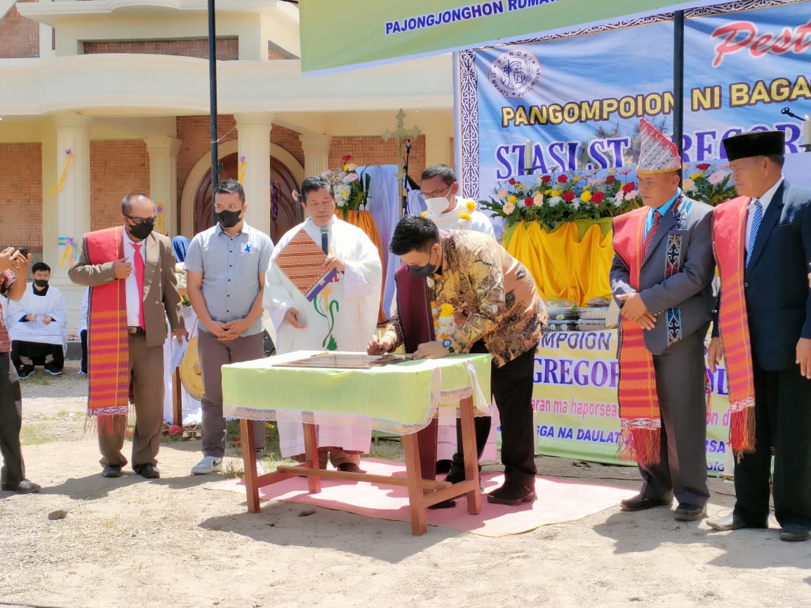 Bupati Samosir, Tanda Tangani Prasasti Gereja Khatolik Gregorius