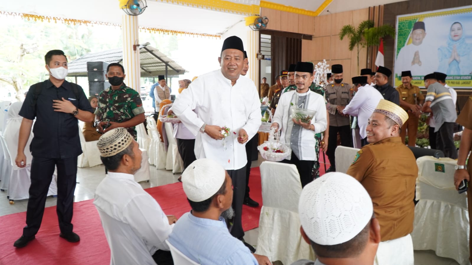 Plt Bupati Langkat Tepung Tawari Calon jamaah haji (CJH) Sebelum Keberangkatan