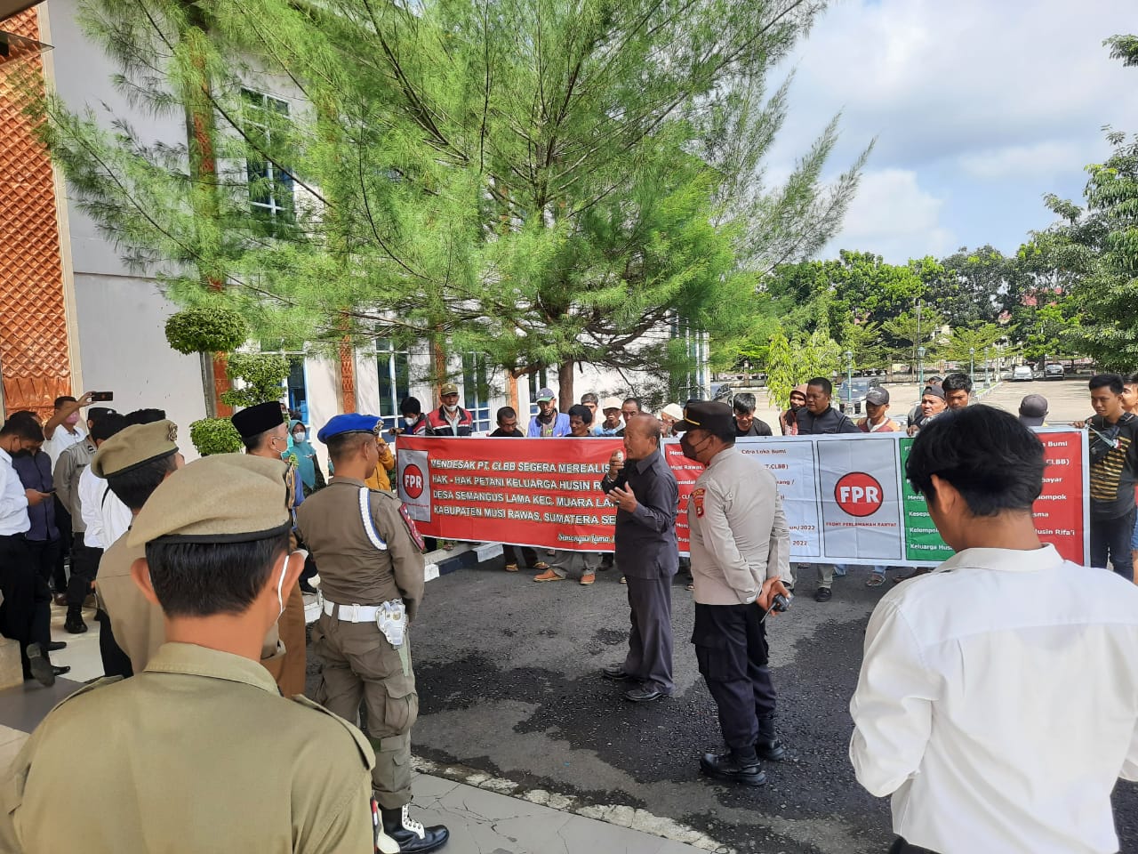 Aksi Bermalam di Pemkab Mura Kelanjutan Aksi Pemblokiran di Lahan PT CLBB