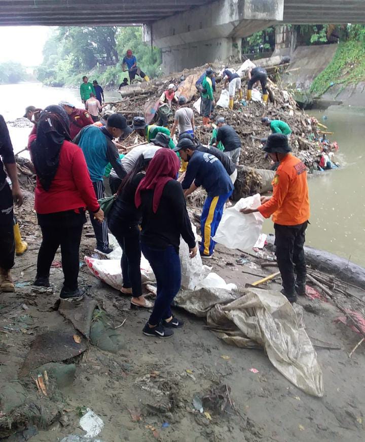 Relawan Sobat GAN’PRAN Bergerak Gotong Royong Bersama Camat Medan Deli Bersihkan Sampah