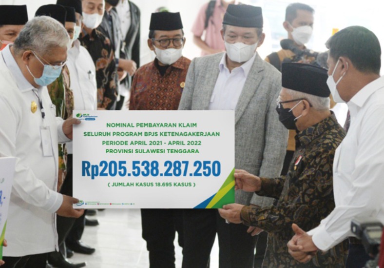 Wapres Serahkan Manfaat Program dan Beasiswa BPJS Ketenagakerjaan Kepada Keluarga Pekerja