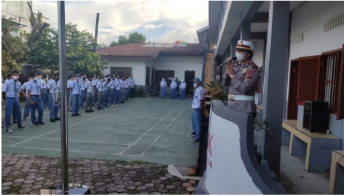 Dalam Giat Police Goes To School, Kasat Lantas Polres Pematangsiantar Jadi Pembina Upacara di Sekolah SMK Swasta Persiapan