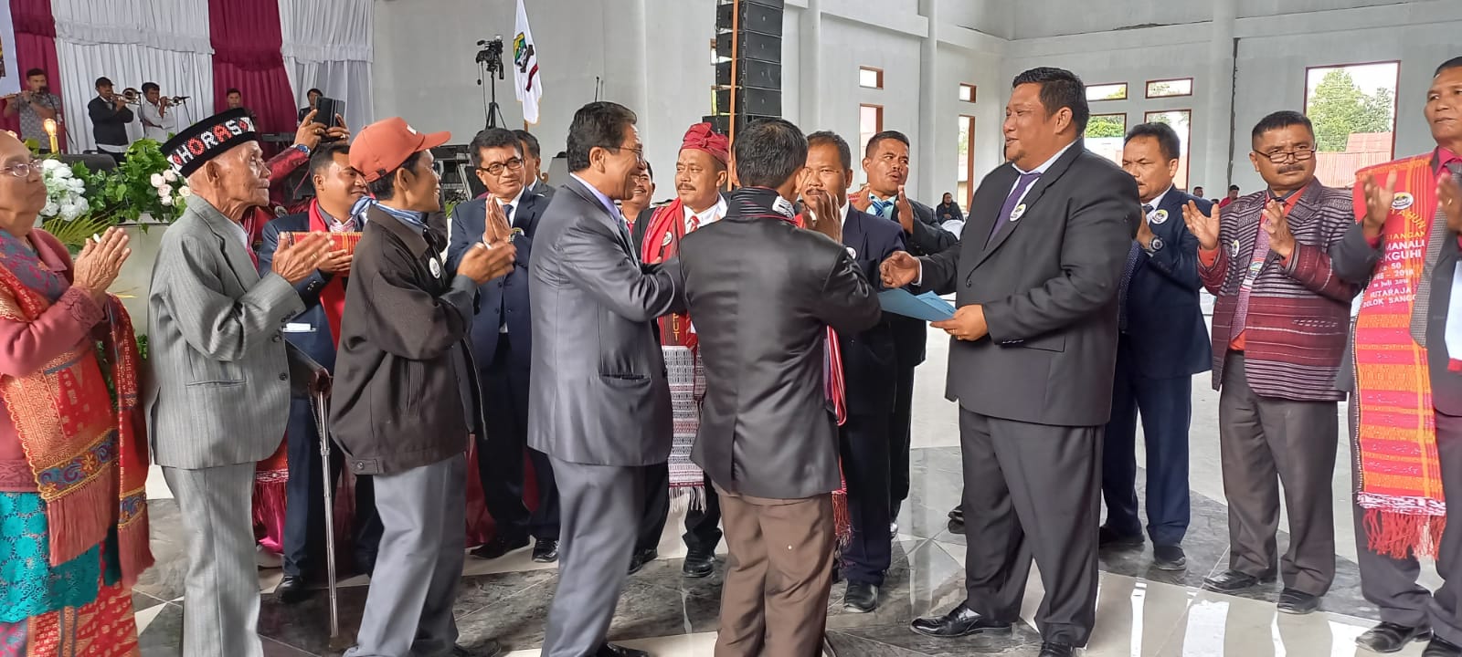 Warga Manalu Tipang Serahkan Surat Hibah Tanah Tempat Tugu Parsadaan Manalu