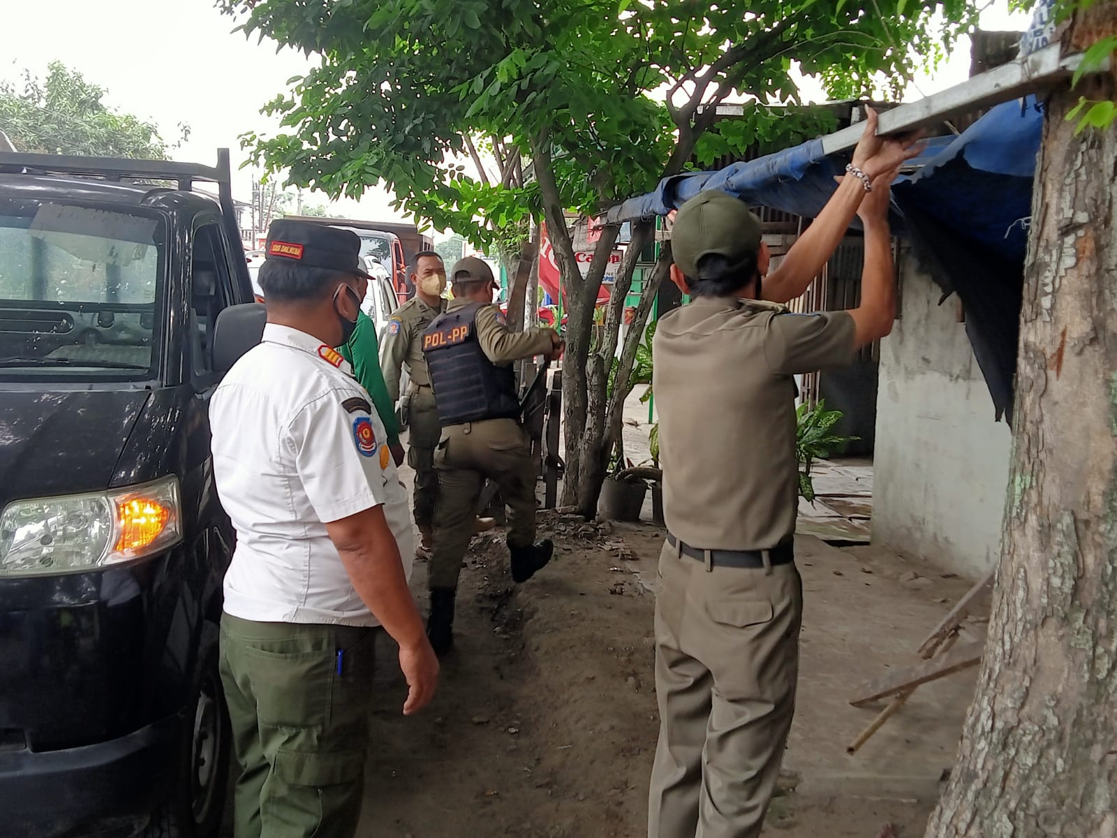 Sejumlah Ruko dan Kaki Lima berdiri Di atas Saluran Drainase Ditertibkan