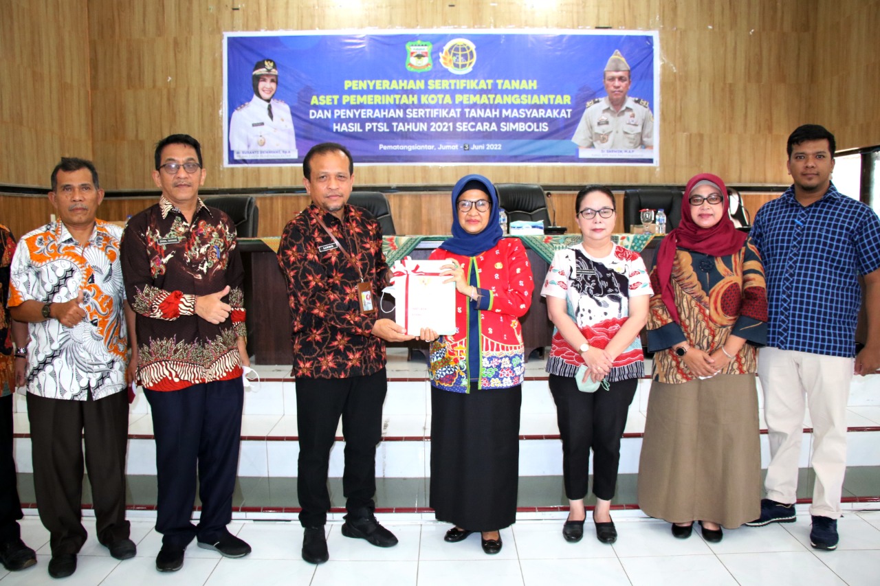 Plt Wali Kota Pematangsiantar Serahkan Sertifikat Tanah PTSL Kepada Perwakilan Masyarakat dan Pelaku UMK
